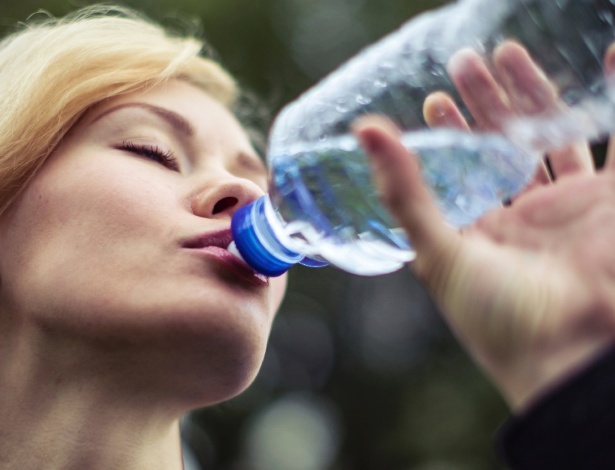 A quantidade de água que devemos beber diariamente depende do organismo de cada um e do ambiente em que a pessoa vive - iStock