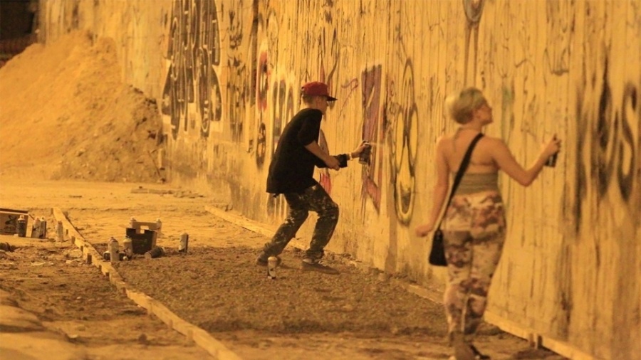 5.nov.2013 - Justin Bieber grafita muro do bairro de São Conrado, no Rio de Janeiro, durante a madrugada - Delson Silva e Gabriel Reis/AgNews