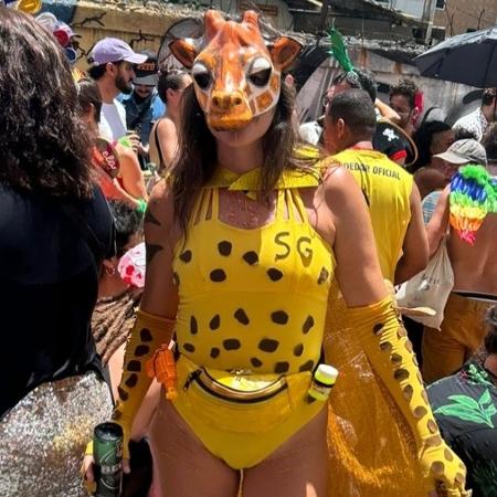A diretora de cinema Nara Normande virou a Super-Girafa nos blocos de rua 