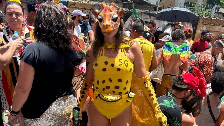 A diretora de cinema Nara Normande virou a Super-Girafa nos blocos de rua 