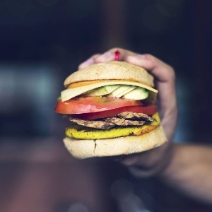 O hambúrguer vegano do Real Food Daily - Divulgação/instagram/realfooddaily