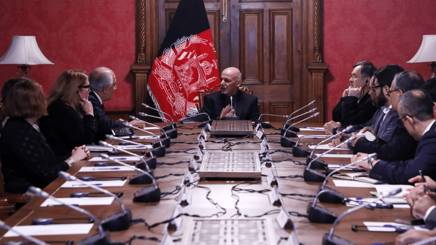 Estados Unidos discutem um acordo de paz com o grupo Taleban - Handout / Afghan Presidential Palace / AFP