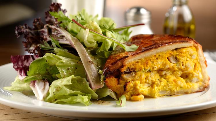 Torta de Frango, da Hospedaria, com massa de guaran&aacute; e recheio cremoso de frango, legumes e catupiry  - Wellington Nemeth