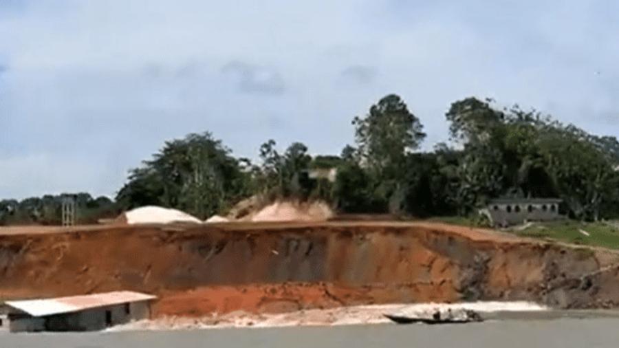 Deslizamento de terra em porto de Manacapuru (AM) - Reprodução/Redes sociais