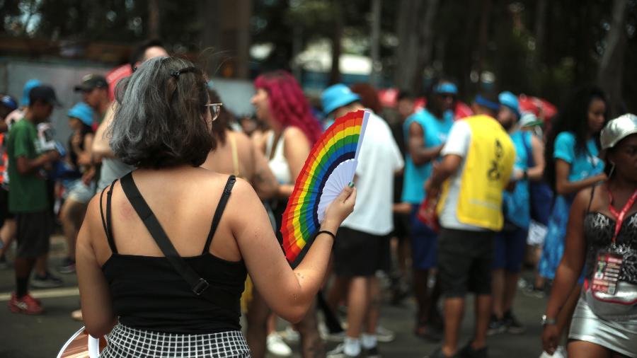 Leque vira febre no Carnaval para compor looks e aliviar o calor dos foliões 