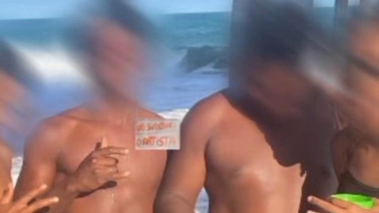 Dois irmãos adolescentes foram mortos após tirarem uma foto fazendo sinais com as mãos