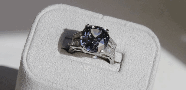 O anel de diamante azul que pertenceu à atriz Shirley Temple - Brendan McDermid/Reuters