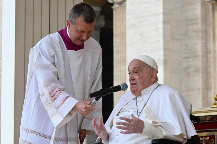 O papa Francisco saúda o público no Domingo de Ramos O papa Francisco saúda o público no Domingo de Ramos