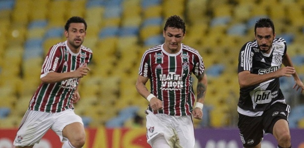 Vinicius ( no centro) marcou gol para o Fluminense aos 49" do 2º tempo contra a Ponte Preta - Ruano Carneiro/AGIF