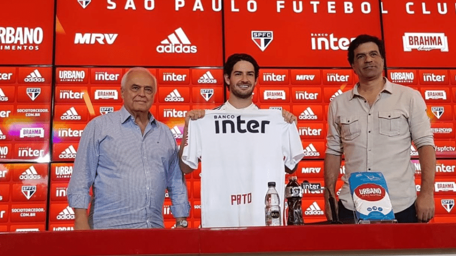 Alexandre Pato foi apresentado no São Paulo com mistério sobre qual número usará na camisa - Flávio Latif/UOL Esporte