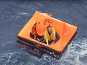 Brasileiro resgatado no mar diz que tentou salvar capitão: 'Vi ele afundar'