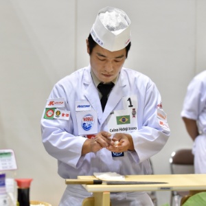O chef brasileiro Celso Hideji Amano venceu o Mundial de Sushi em Tóquio - Kazuhiro Nogi/AFP
