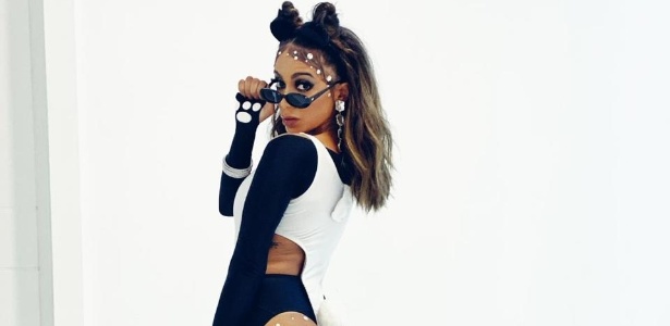 Fantasia de panda | Em Salvador, Anitta sobe ao palco com bumbum de fora e Swarovski