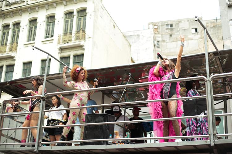 Vocalistas do bloco Pagu também homenagearam Rita Lee com seus looks 