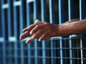 Homem é condenado à prisão por furtar pão doce, desodorante e creme dental