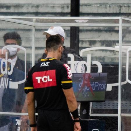 O árbitro Flávio Rodrigues analisa o VAR no pênalti para o Vasco e contra o Internacional - Max Peixoto/Estadão Conteúdo