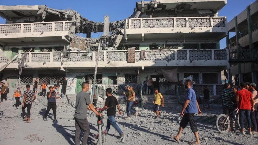 Bombardeio israelense atingiu um complexo escolar no bairro Sheikh Radwan, no norte da Cidade de Gaza, em 3 de agosto de 2024