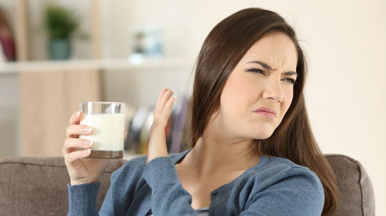 Mulher com alergia ao leite - iStock - iStock