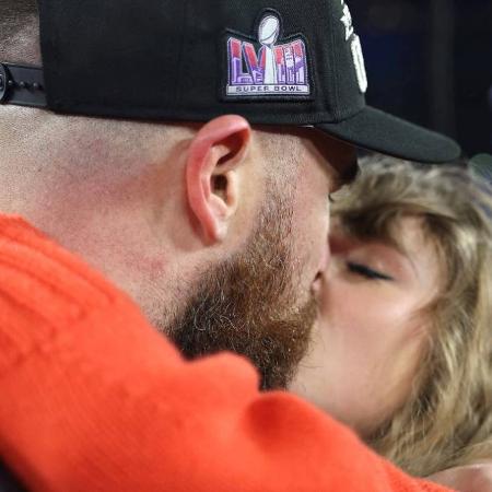 Taylor Swift e Travis Kelce dão primeiro beijo em público após time do jogador ir ao Super Bowl