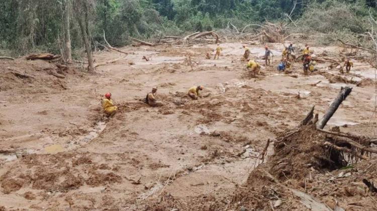 Bombeiros buscam desaparecido na Baleia Verde, em São Sebastião