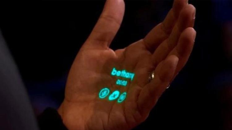 AI Pin projeta informações na mão
