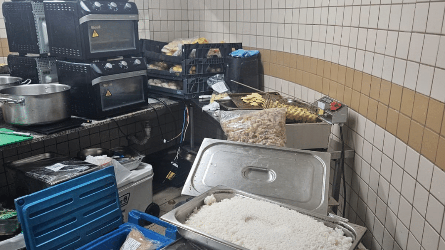 Camarote na Sapucaí prepara e armazena comida no banheiro