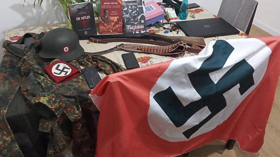 Armas, uniformes e bandeiras nazistas apreendidos com suspeitos de integrarem um grupo neonazista em Santa Catarina, em 2022