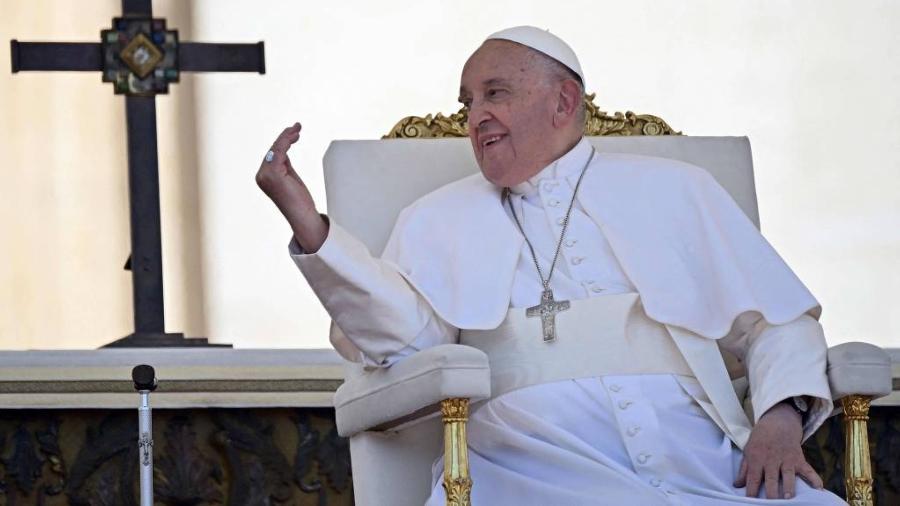 Papa Francisco rindo celebra uma missa na Basílica de São Pedro, no Vaticano