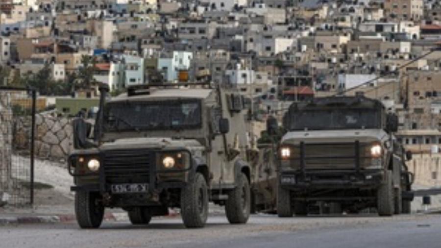 Veículos militares israelenses passam pela Cisjordânia ocupada - 10.out.2024-JAAFAR ASHTIYEH / AFP