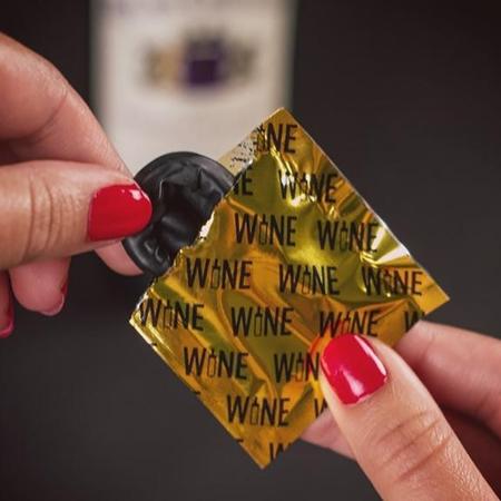 Wine Condom ajuda a tampar o vinho com mais praticidade - Divulgação