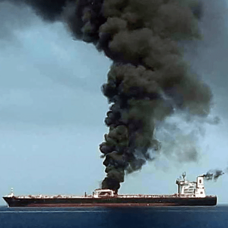 Navio petroleiro pega fogo no golfo de Omã - HO/IRIB TV/AFP