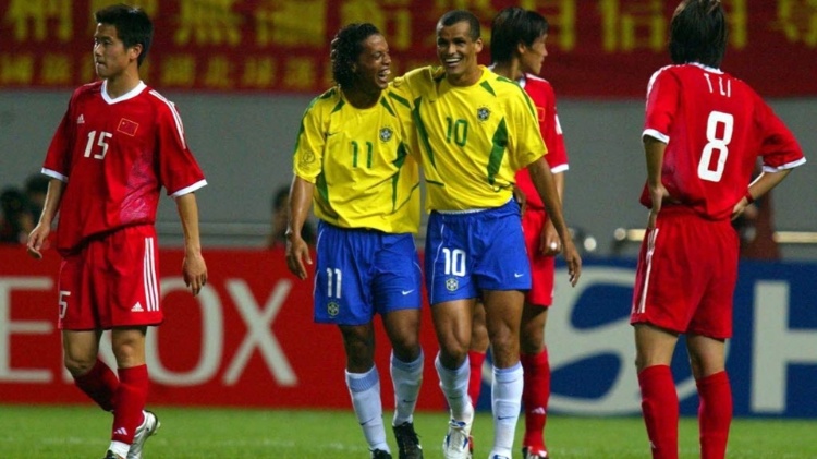 Ronaldinho e Rivaldo comemoram gol da seleção brasileira contra a China na Copa de 2002