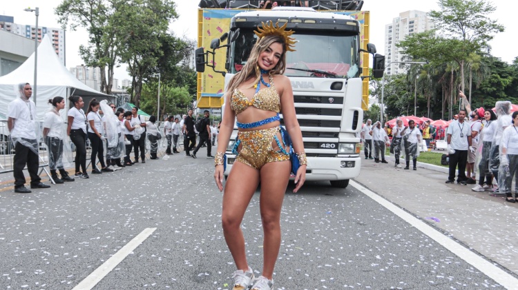 Julia Puzzuoli no Bloco da Favorita em SP