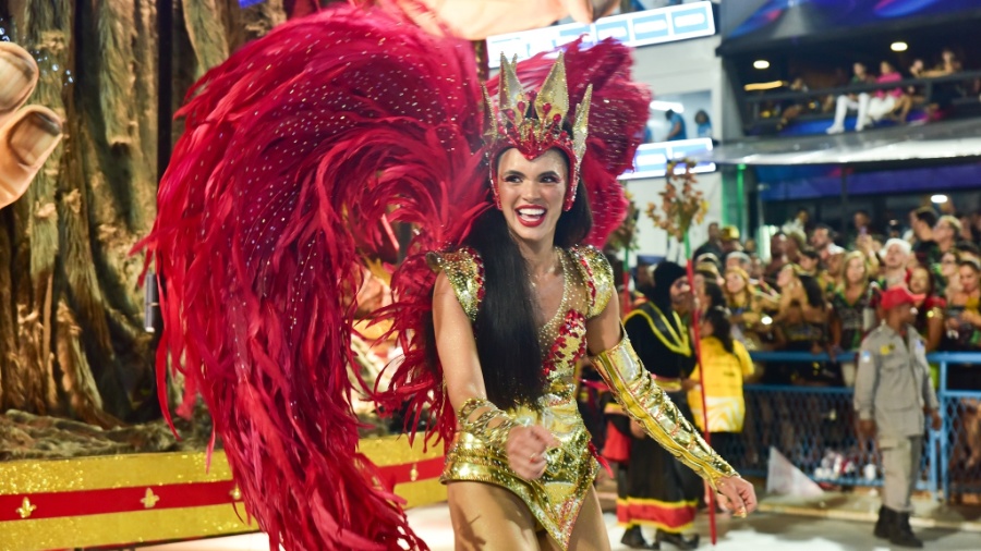 Giovanna Cordeiro é destaque no desfile da Porto da Pedra