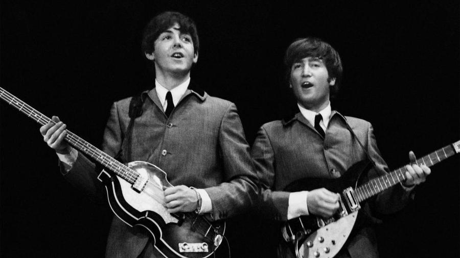 John Lennon e Paul McCartney em show dos Beatles - Mike Mitchell/Omega Auctions