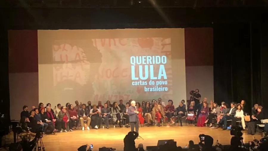 Luiz Inácio Lula da Silva durante lançamento do livro "Querido Lula" em SP: diante de militantes, o candidato se empolga, eis o perigo - Lucas Borges Teixeira/UOL