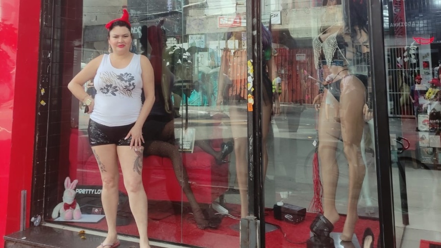 A comerciante Maria Isabel Martins, 46, dona há três anos de um sex shop, comemora o aumento nas vendas de máscaras e fantasias
