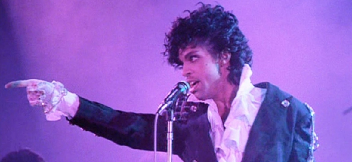 Prince em cena do filme "Purple Rain", que estrelou e compôs a trilha sonora - Reprodução