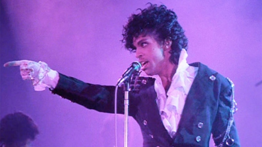 Prince em cena do filme "Purple Rain", que estrelou e compôs a trilha sonora - Reprodução