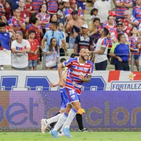 Guilherme celebra gol pelo Fortaleza contra o Goiás no Campeonato Brasileiro