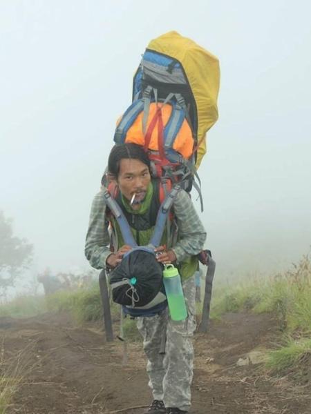 Agam Rinjani, montanhista indonésio voluntário que participou do resgate do corpo de Juliana Marins Agam Rinjani, montanhista indonésio voluntário que participou do resgate do corpo de Juliana Marins