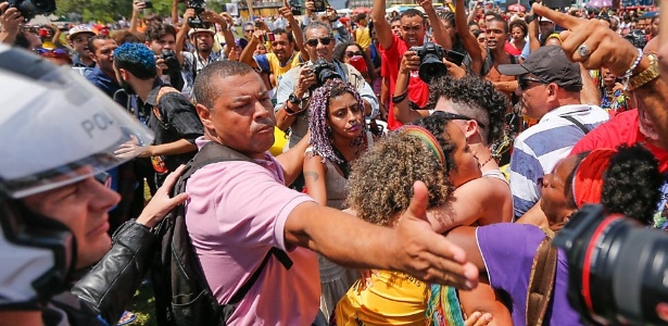 Manifestantes pró-intervenção militar são detidos em frente ao Congresso em 18/11 - Pedro Ladeira/Folhapress