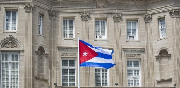 20.jul.2015 - Bandeira cubana é hasteada na Embaixada do país em Washington - Jim Lo Scalzo/EFE