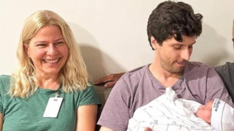 Gabriel Farias, filho de Paula Toller e Lui Farias, segura a filha Maya no colo Gabriel Farias, filho de Paula Toller e Lui Farias, segura a filha Maya no colo