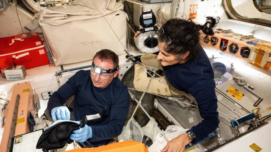 Os astronautas Barry Wilmore e Sunita Williams foram para uma missão de oito dias, mas ficaram 9 meses em órbita Os astronautas Barry Wilmore e Sunita Williams foram para uma missão de oito dias, mas ficaram 9 meses em órbita