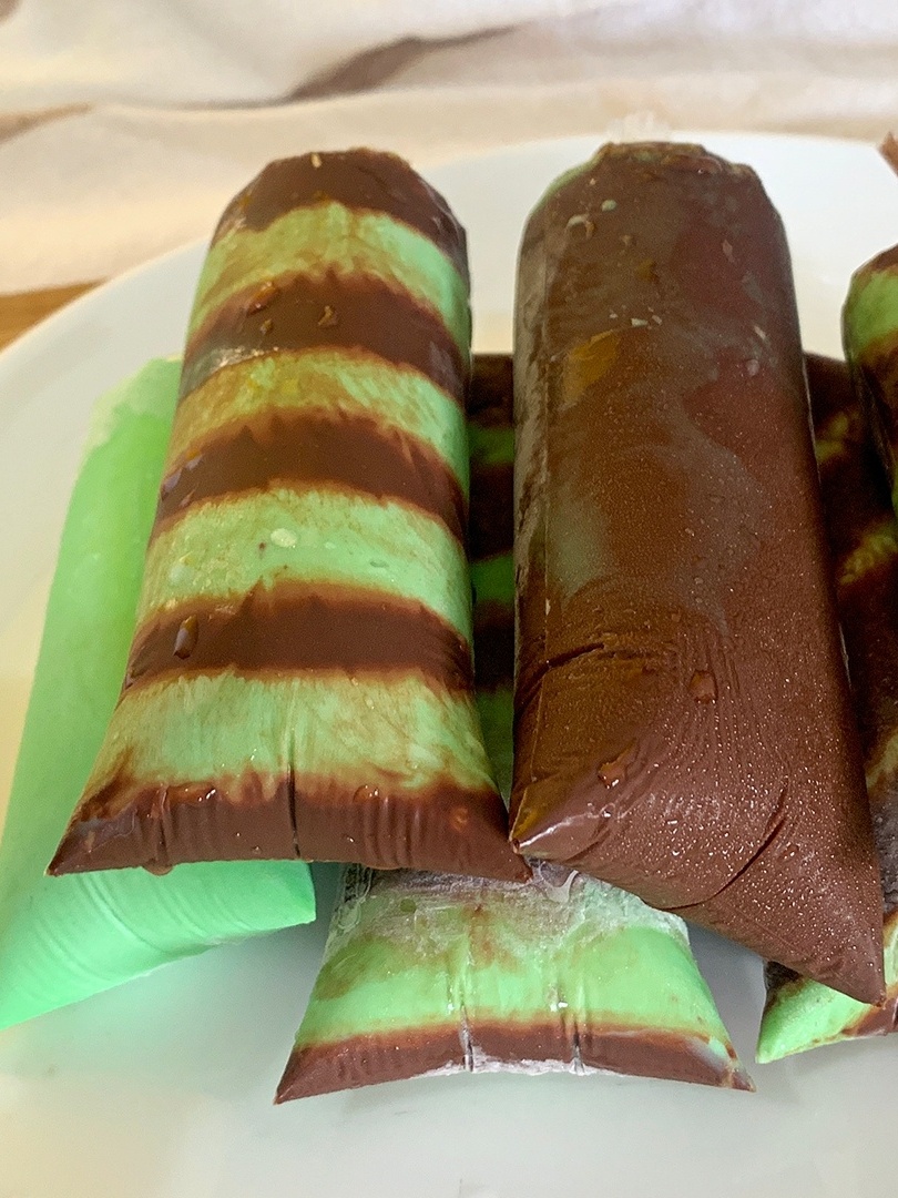 Geladinho gourmet de menta com chocolate