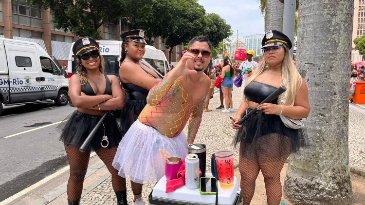 Dayane Rocha e os amigos Quezia, Fabrine e Márcio no Bloco Chora Me Liga, no Rio de Janeiro