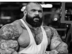 Bodybuilder conhecido por ingerir 16 mil calorias por dia morre aos 36 anos