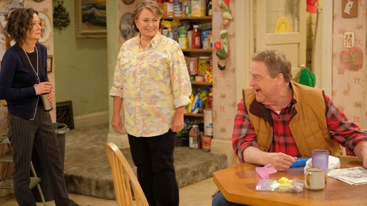 Cena da sitcom "Roseanne", que foi cancelada após os comentários de Roseanne Barr (centro) - Divulgação - Divulgação