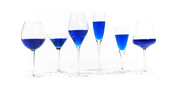 Feito com uvas tintas e brancas, dois corantes deixam o vinho com a coloração azul - Divulgação